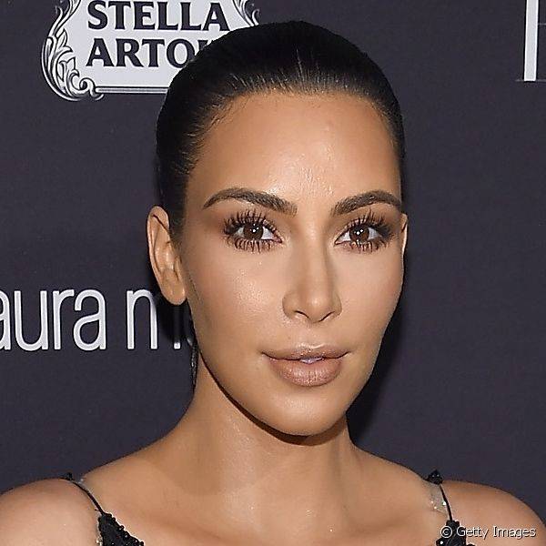 Kim Kardashian escolheu uma sombra marrom avermelhada e batom nude para a festa da revista americana Harper's Bazaar's